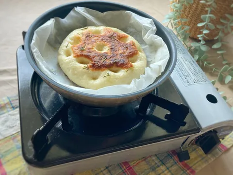 カセットコンロと鍋で焼き上げた、ローズマリー入りの防災パン