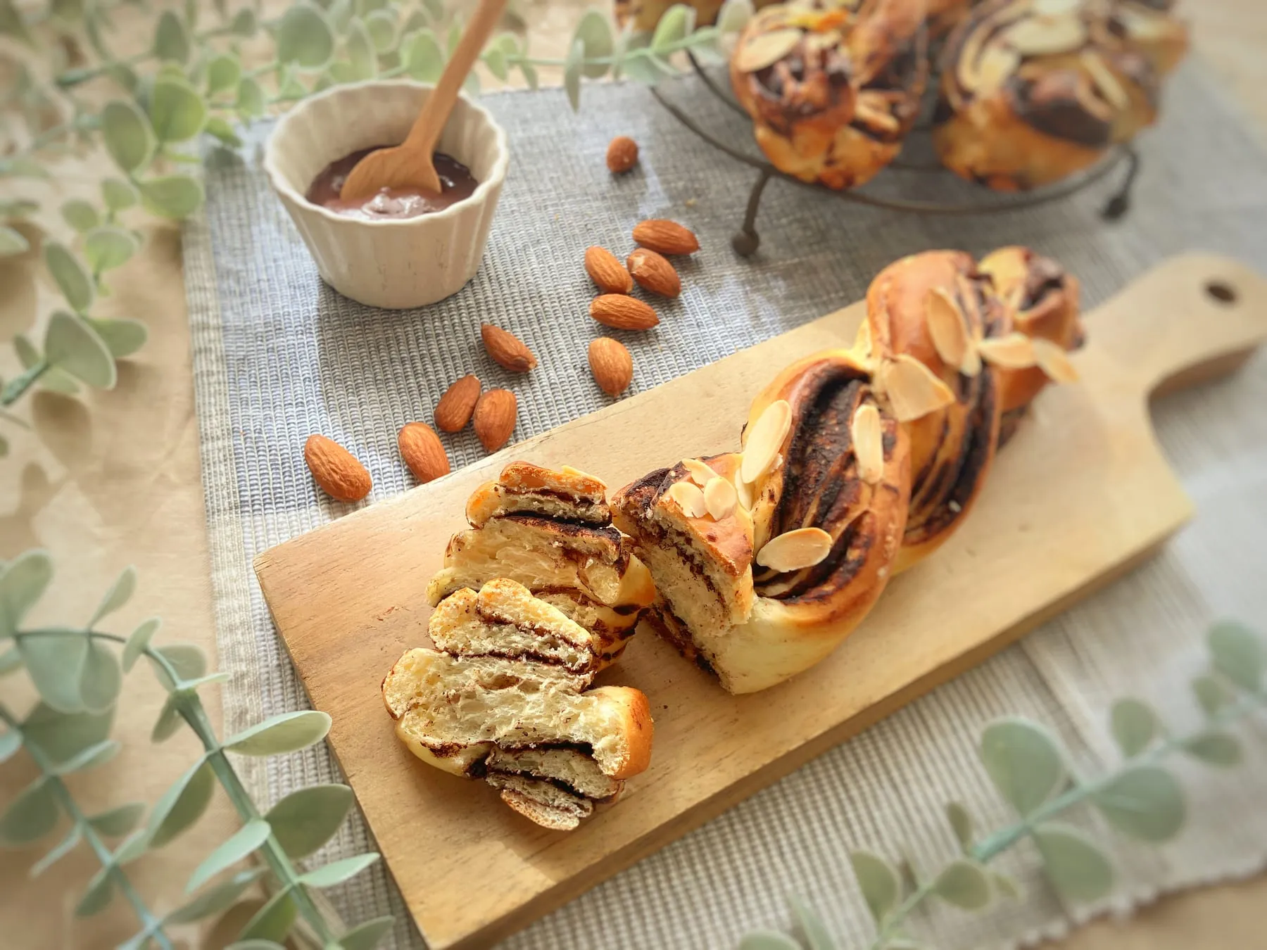 チョコを折り込んで編んだ、焼きたてのパン