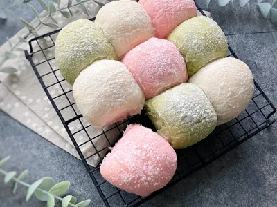 ピンク・抹茶・プレーンの3色ちぎりパン